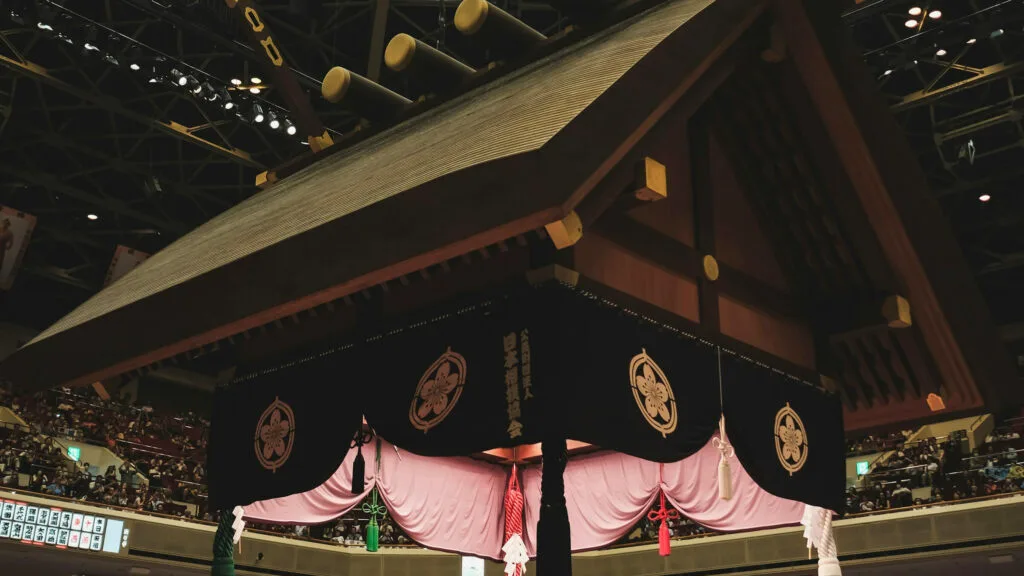 Vue sur le dohyo et les places d’un tournoi de sumo