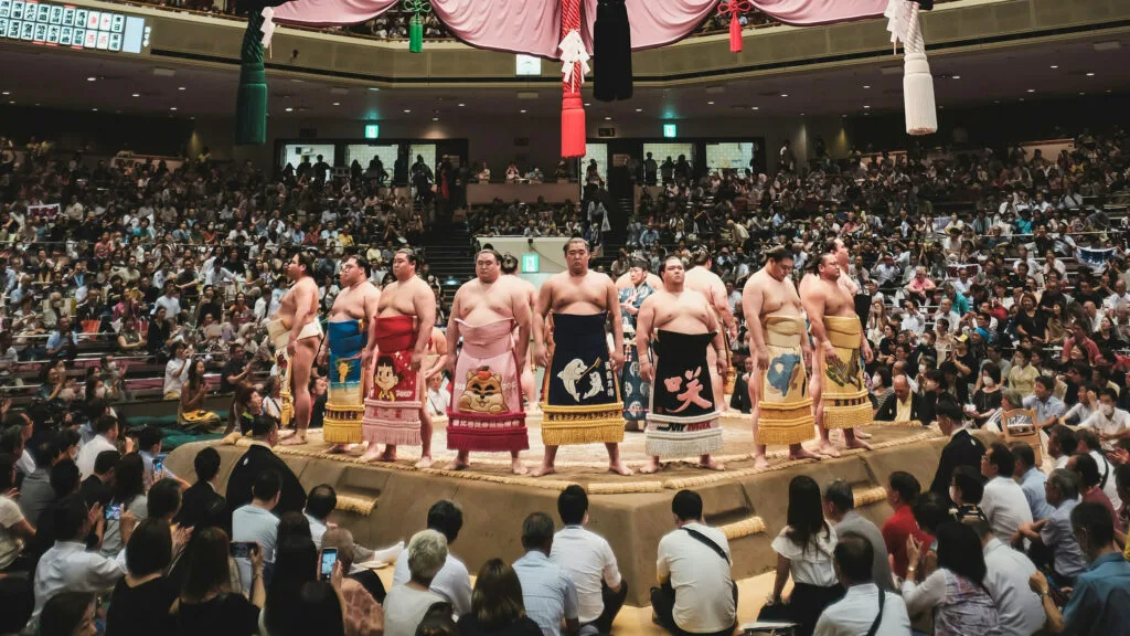 Combat de sumo professionnel dans une arène japonaise