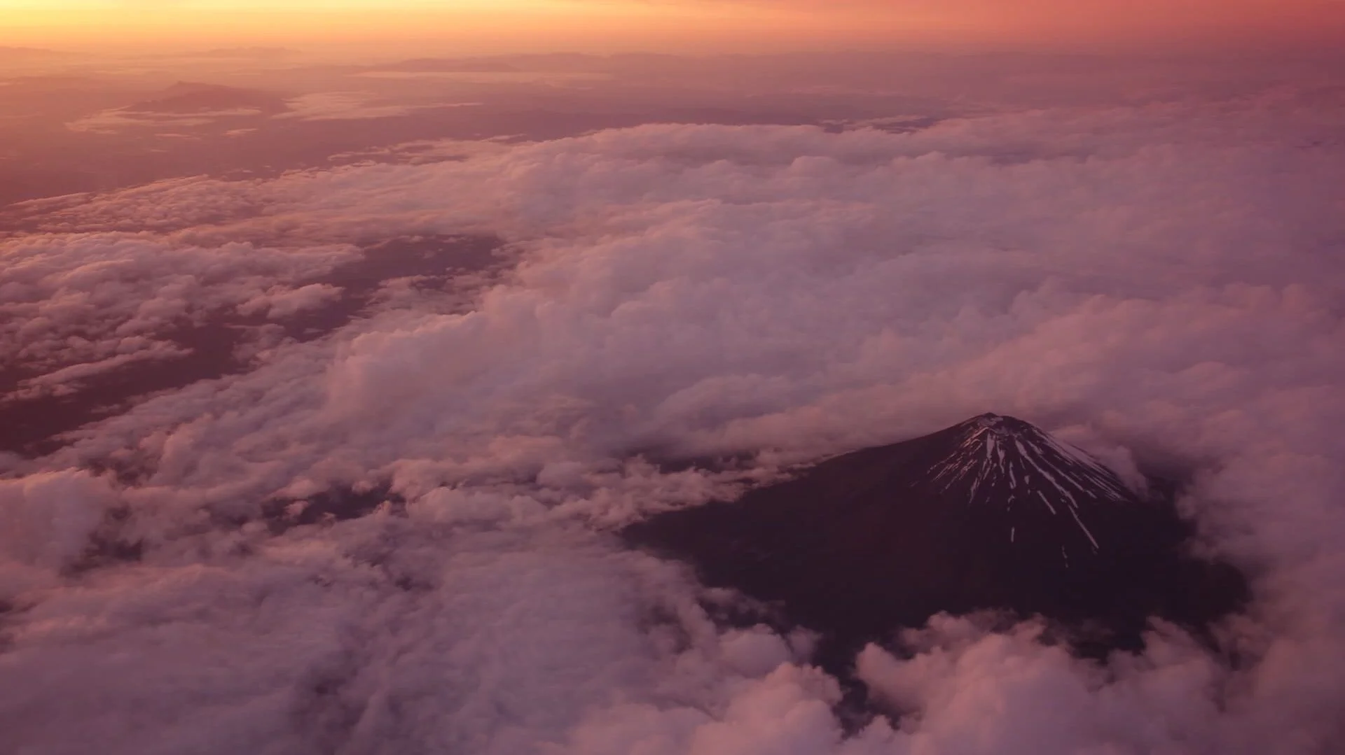 Vue aérienne du mont Fuji et de ses pentes volcaniques