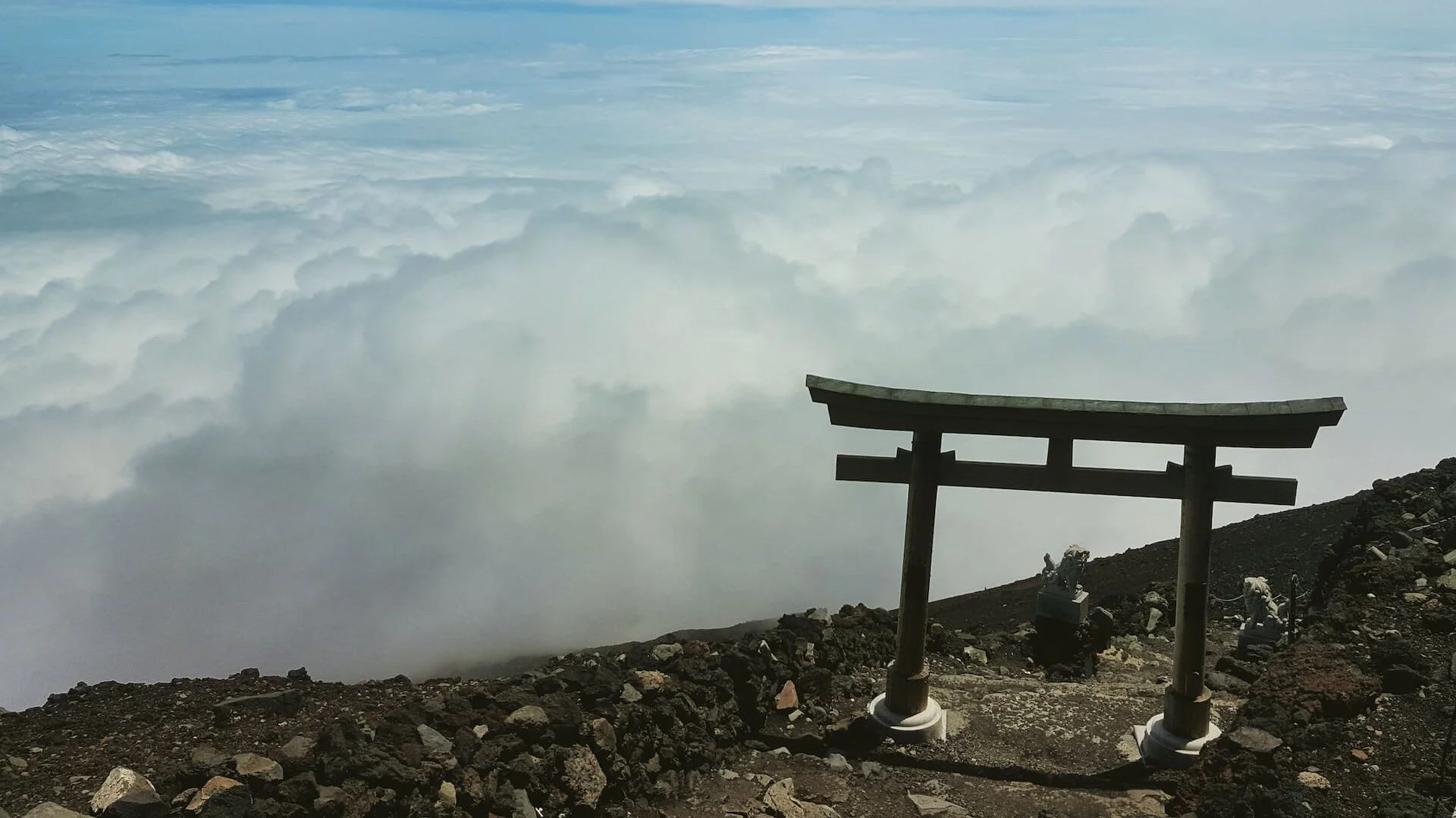 Sommet volcanique du mont Fuji au-dessus des nuages
