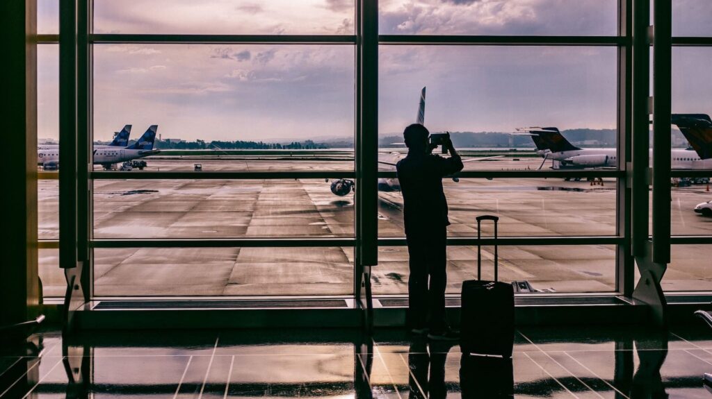 homme avion aeroport