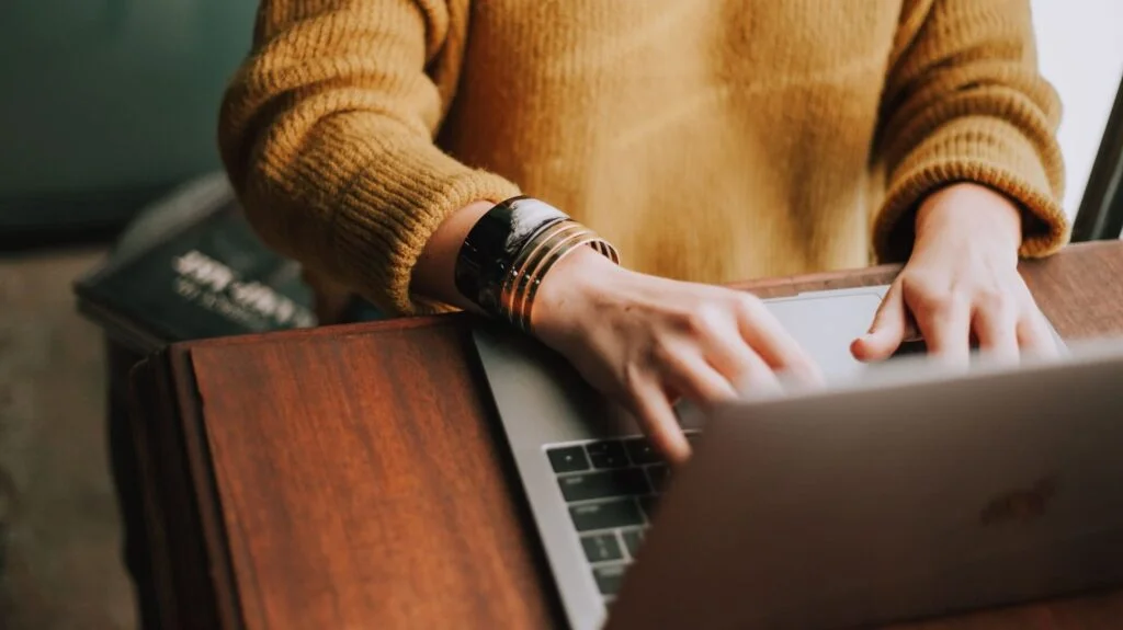 Comparaison des prix Booking.com sur un ordinateur portable