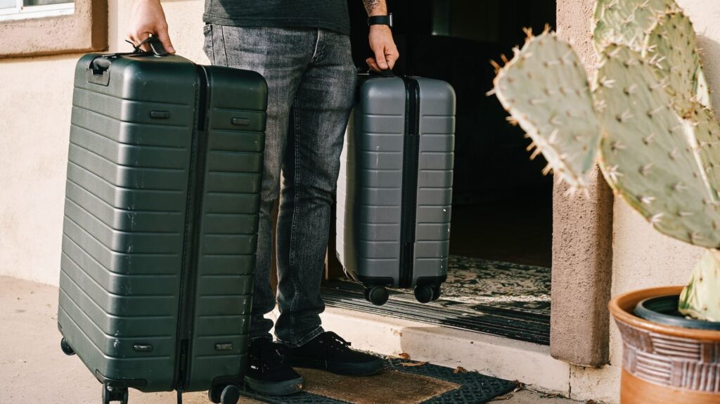 homme valise location vacance