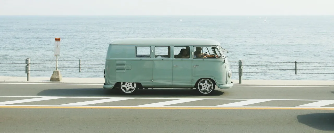 Voiture sur une route de montagne pendant un road trip au Japon