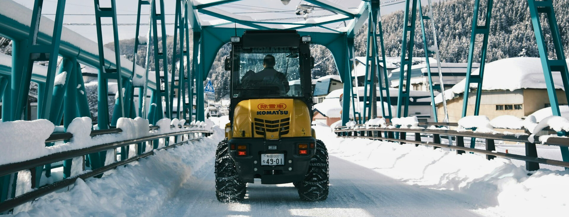 conduire au japon en hiver route neige tracteur pont