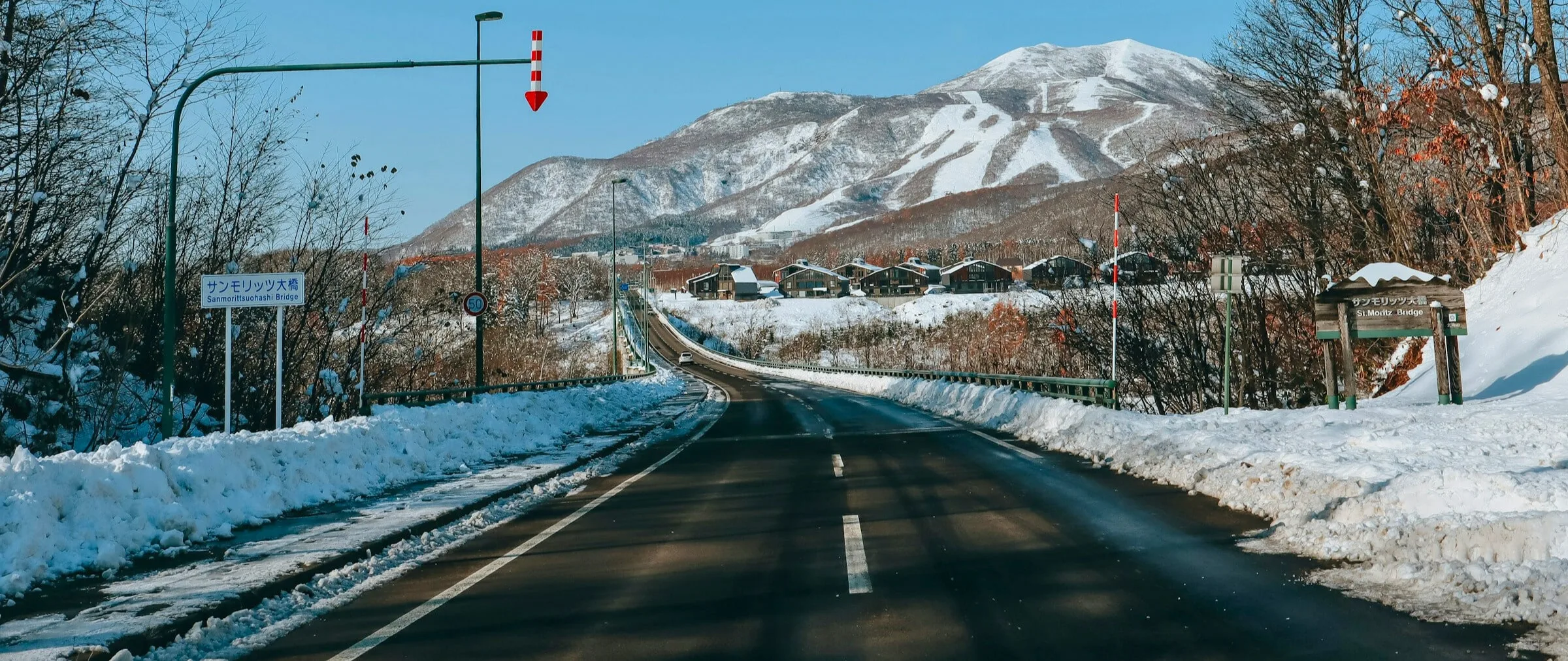 Route enneigée pour conduire au Japon en hiver