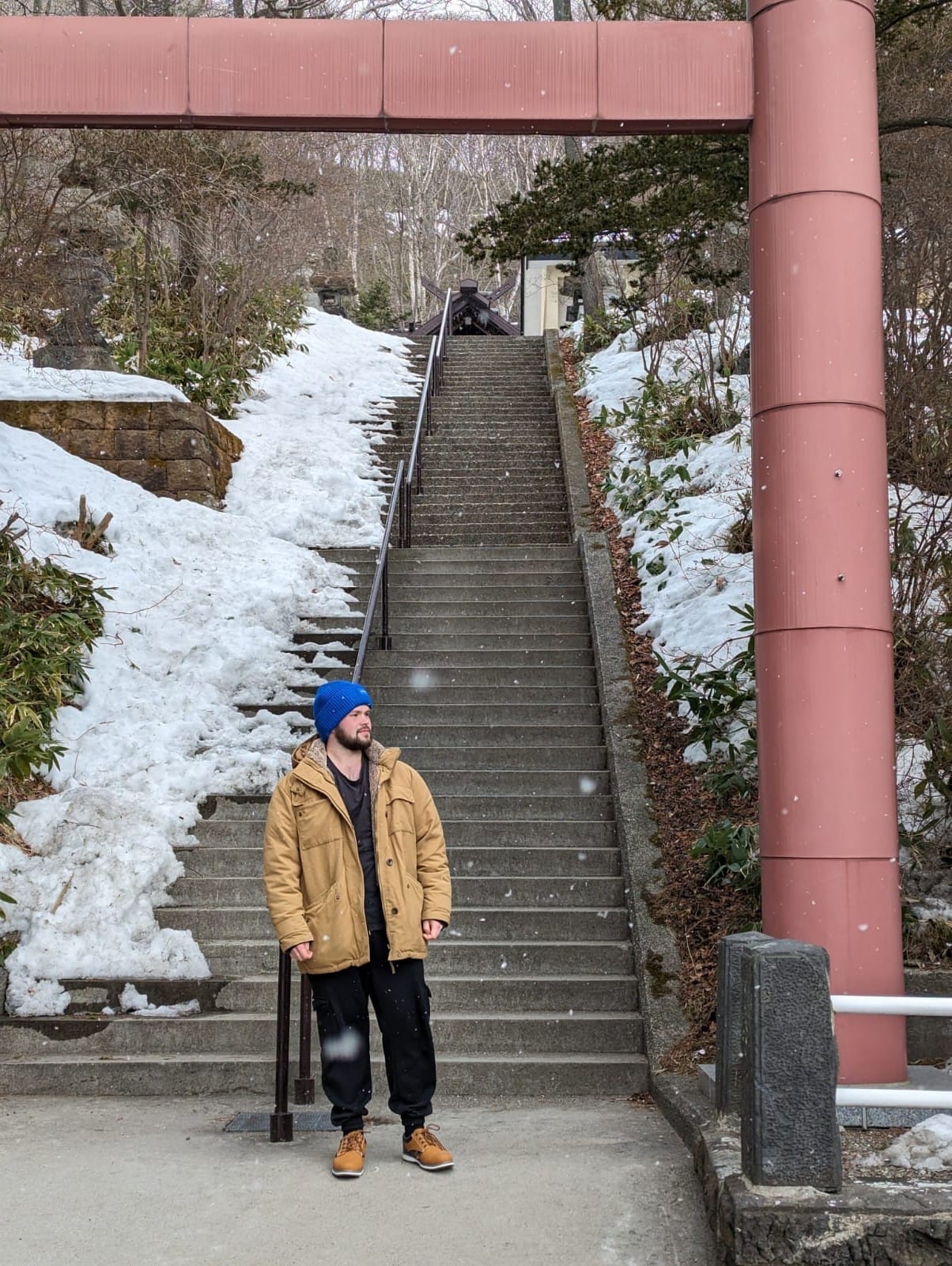 Thomas Bocchino devant un torii enneigé au Japon