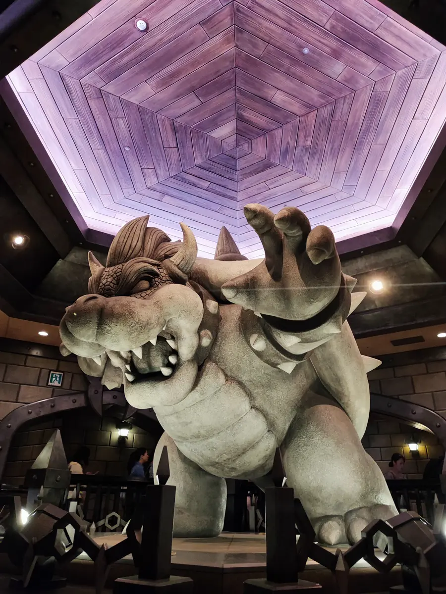 Bowser à Super Nintendo World pendant une journée fréquentée à USJ