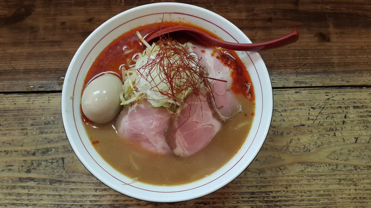 Bol de ramen épicé servi à Tokyo, exemple de repas abordable au Japon