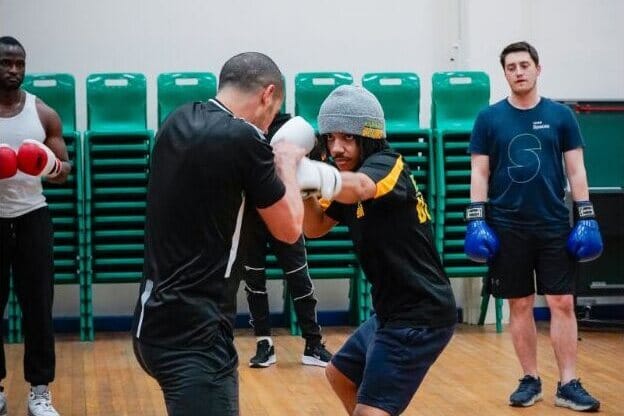 Faire de la boxe au Japon pendant un cours collectif