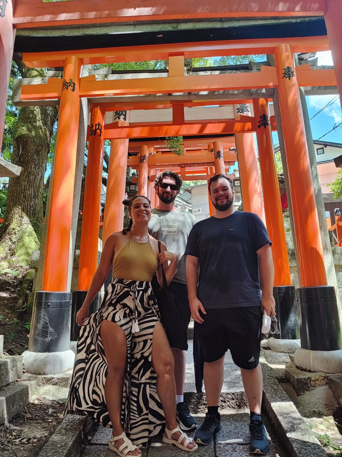 Marine, Quentin et Thomas au Japon sous les torii de Fushimi Inari