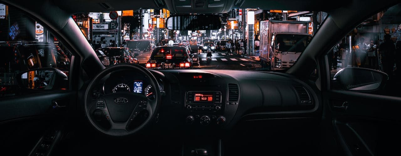 Conduite à gauche depuis l’intérieur d’une voiture au Japon
