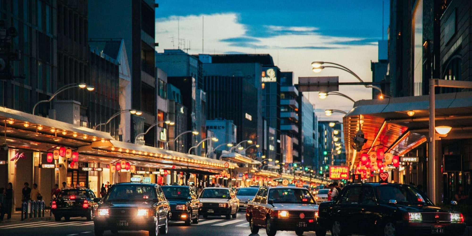 Japon route tokyo nuit voitures